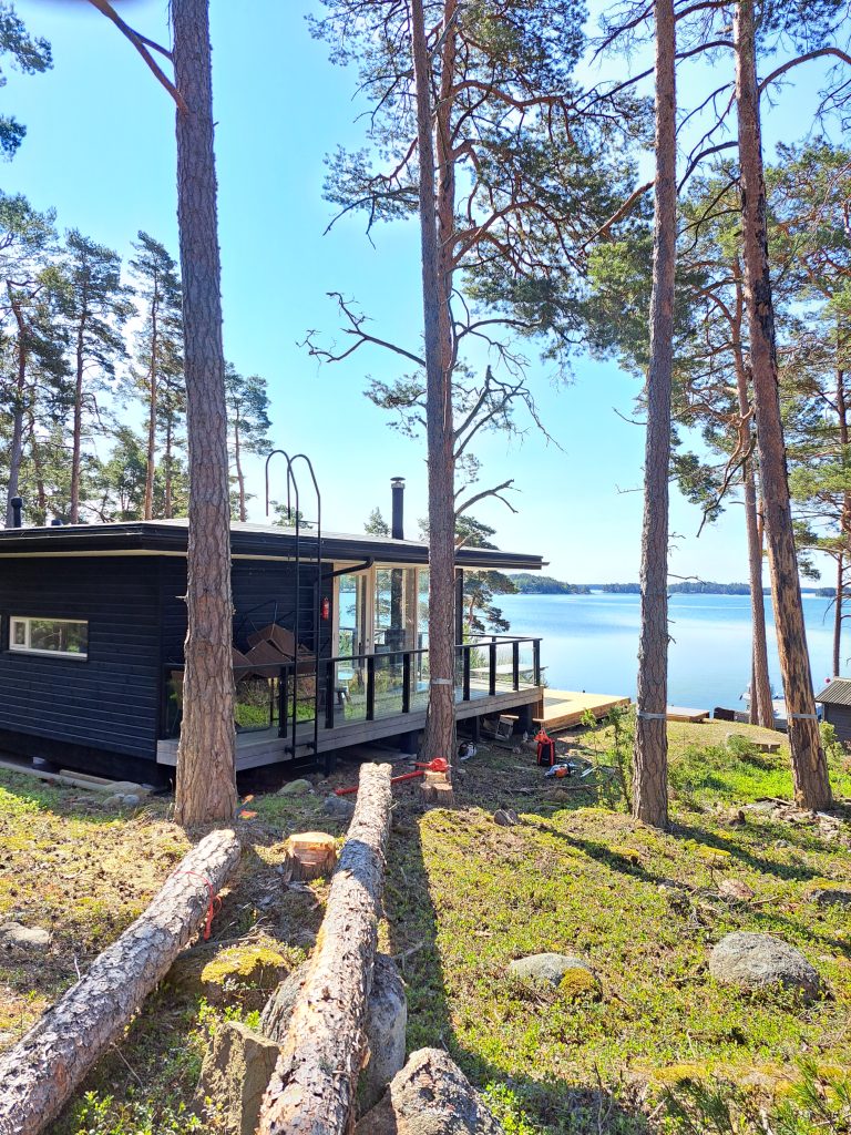 Puunkaato saaressa kesämökillä